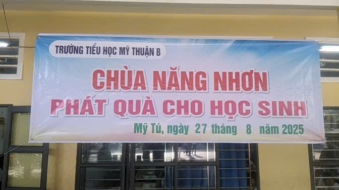 Chùa năng nhơn phát quà cho học sinh nghèo tại trường TH Mỹ THuận B