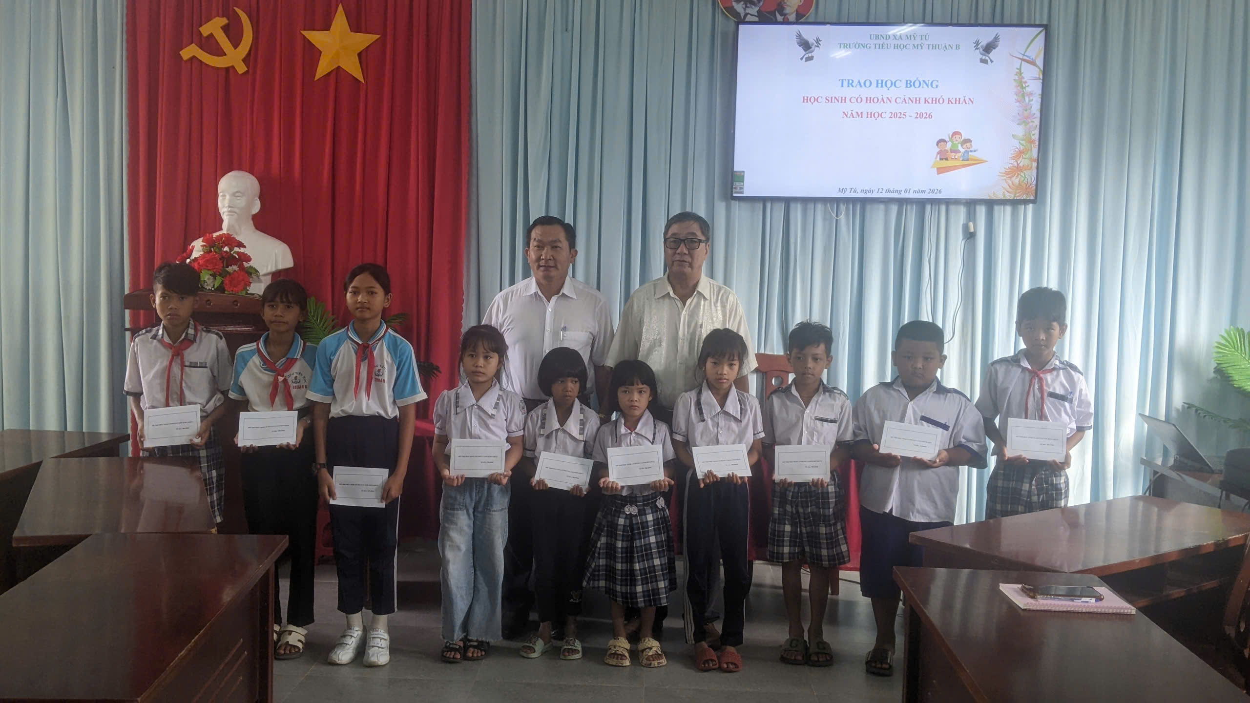 TRAO HỌC BỔNG CHO HỌC SINH CÓ HOÀN CẢNH KHÓ KHĂN