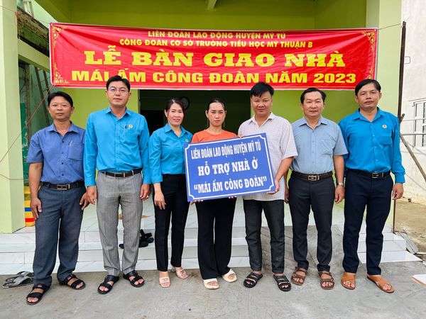 Bàn giao nhà mái ấm công Đoàn cho công đoàn viên