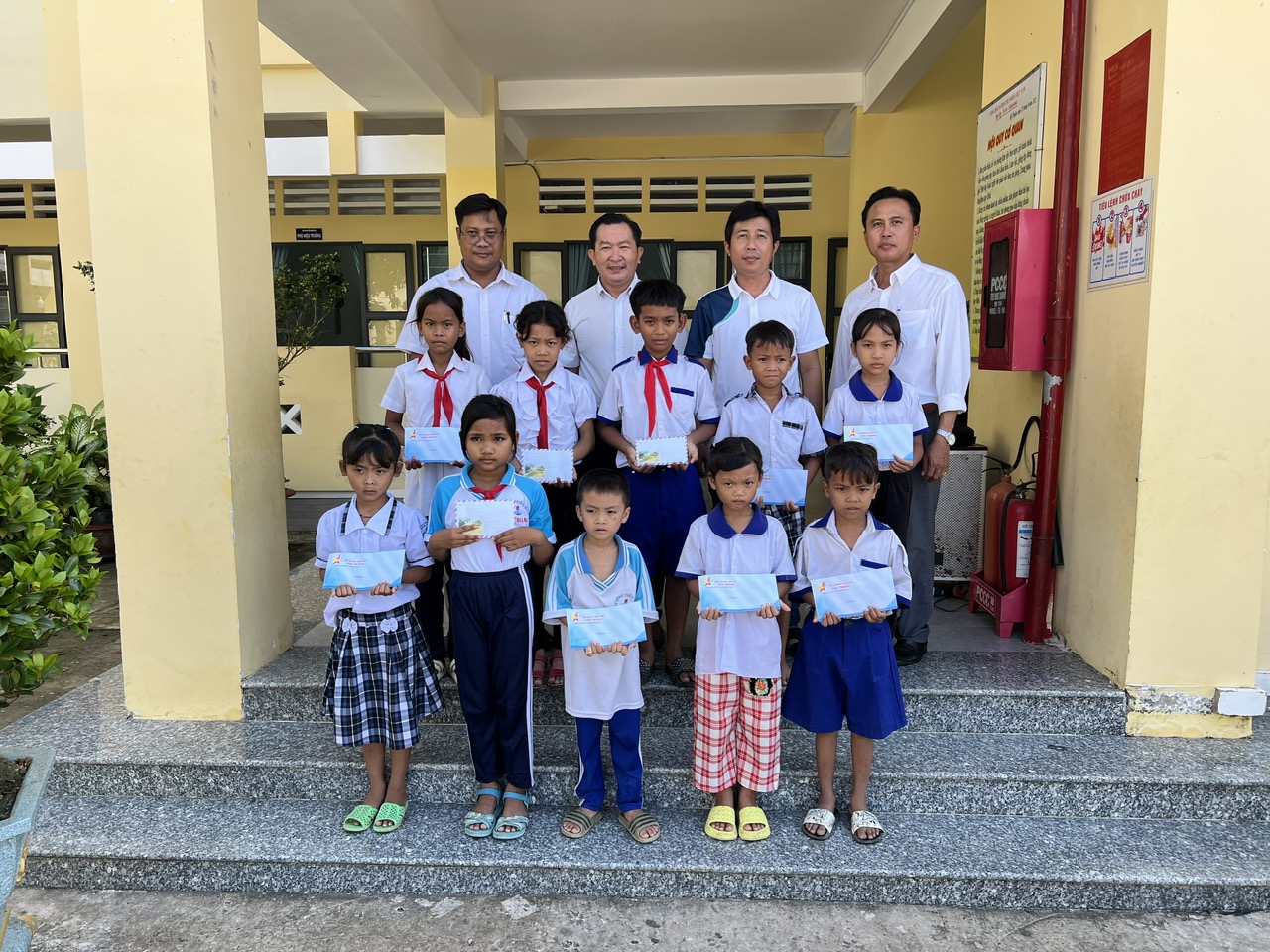 Hội doanh nhân trẻ Sóc Trăng tặng 10 suất học bổng cho HS trường TH Mỹ Thuận B