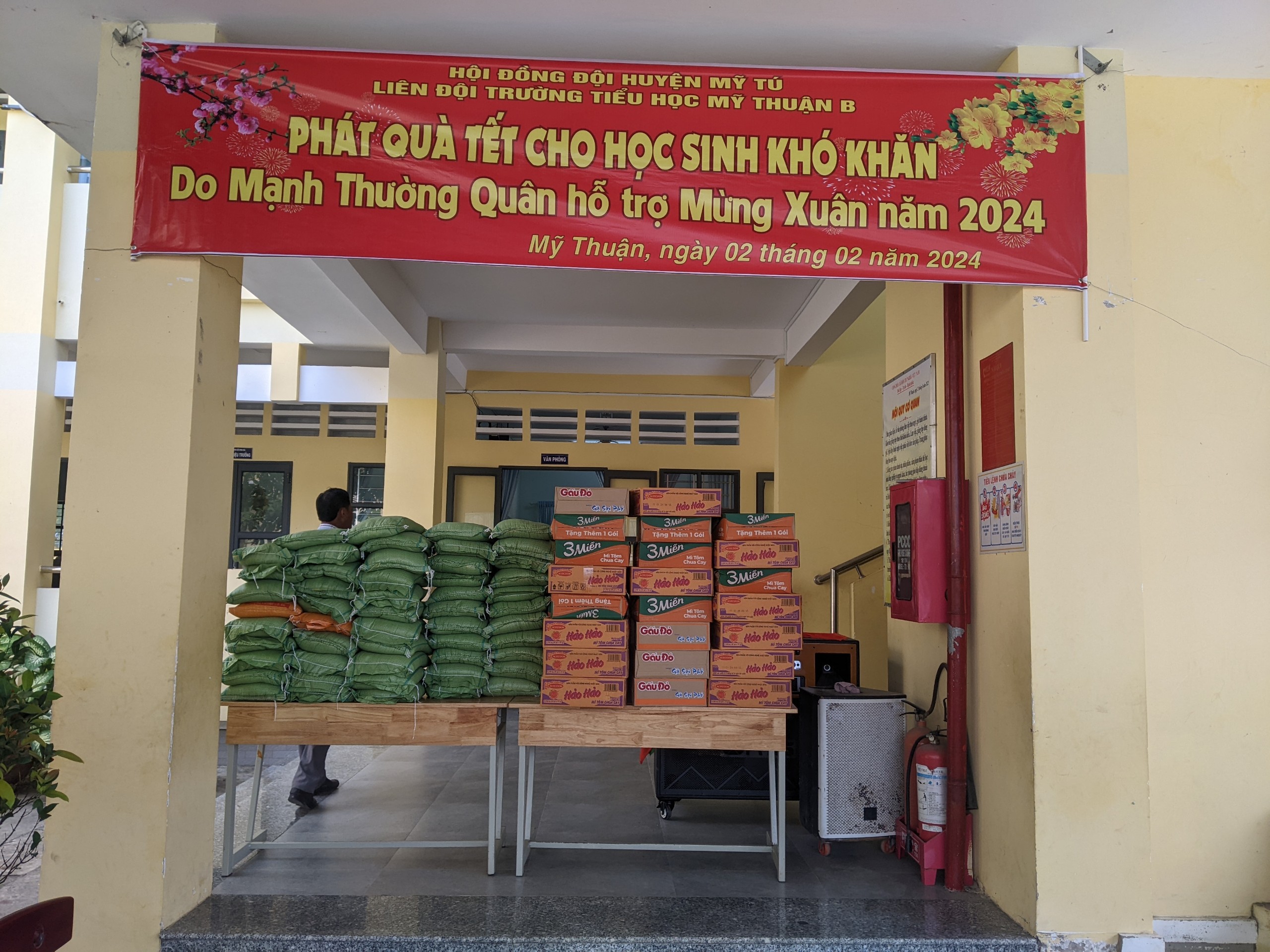 Tổ chức phát quà tết cho học sinh trường Tiểu học Mỹ Thuận B